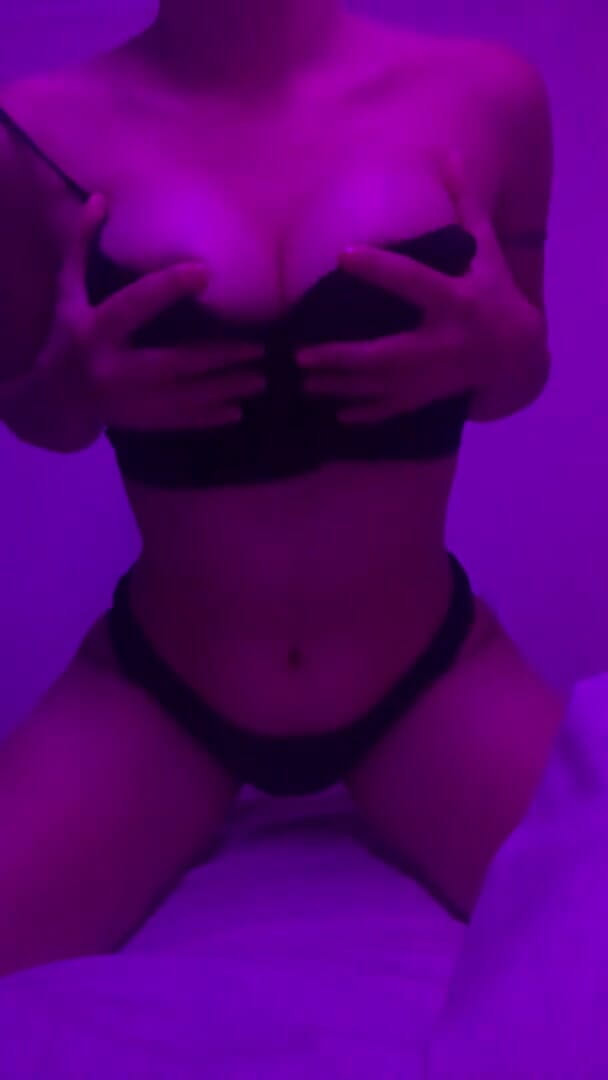 Anjelika Grey: Une fille sexy montre son corps