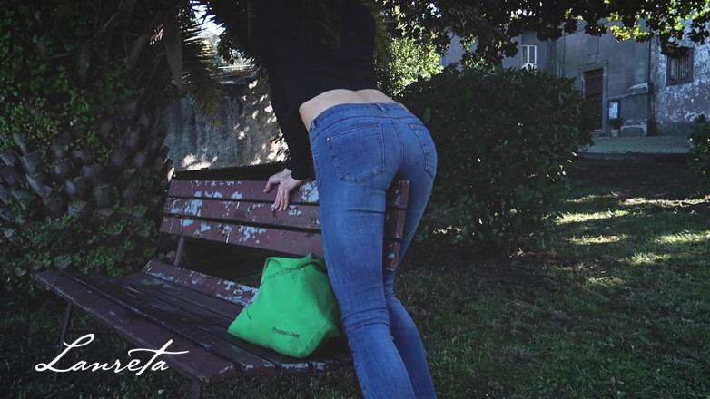 Lanreta: Jeans sind benetzen und riskant in einem park pinkeln