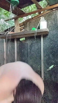 Sleduji, jak se dívka s křivkami myje na Ulici.