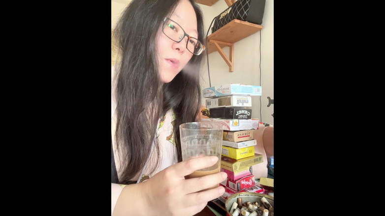 Smoking Asian: Kouření asijské milfky, skládající moji cigaretu + impromptu striptýz