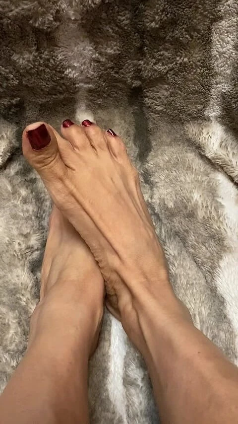 Naelor: Melove Sexy Long Toes and Small Feet on the Blanket