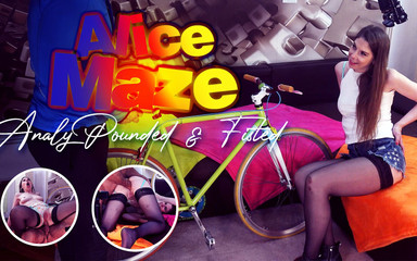 Mugur's world VR: Štíhlá brunetka Alice Maze dostane fisting a napumpovaný zadek