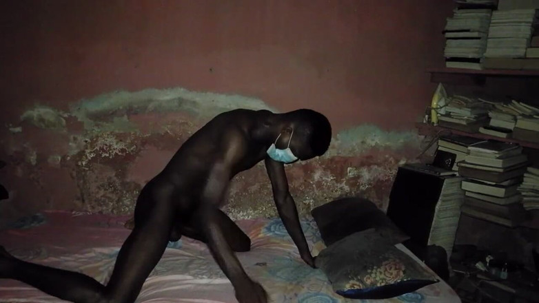 Masturbator emmy: Afrikalı zenci adamın mastürbasyonunun karanlık görünümü