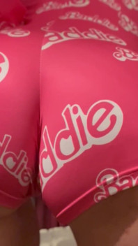 MILF Barbie excitată într-o cameră de hotel