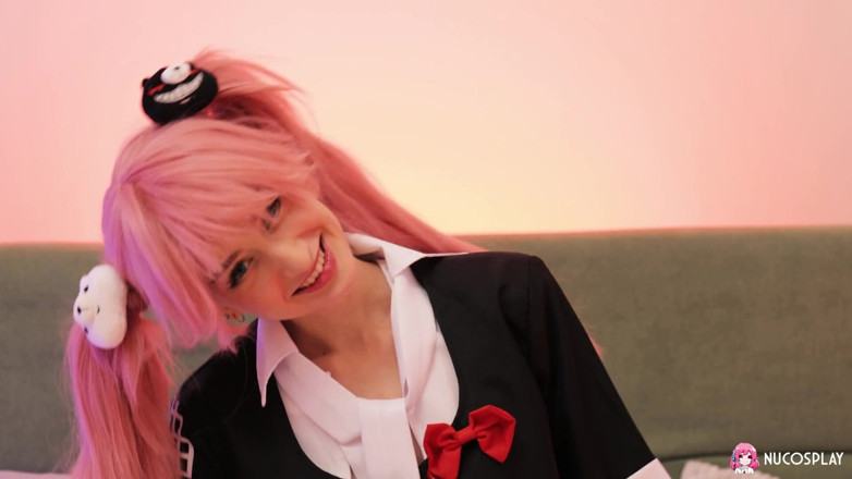 Nu Cosplay: Sasha Paige, salope anime mince, écarte sa petite chatte minuscule
