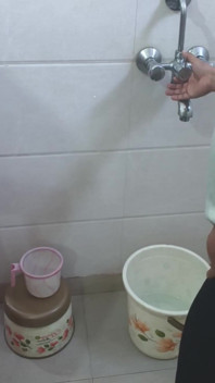Bhabhi menelepon tetangga untuk memperbaiki kamar mandi dan disetubuhi