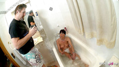 Full porn collection: 熟女Jaquelin在浴室里被大鸡巴老公干