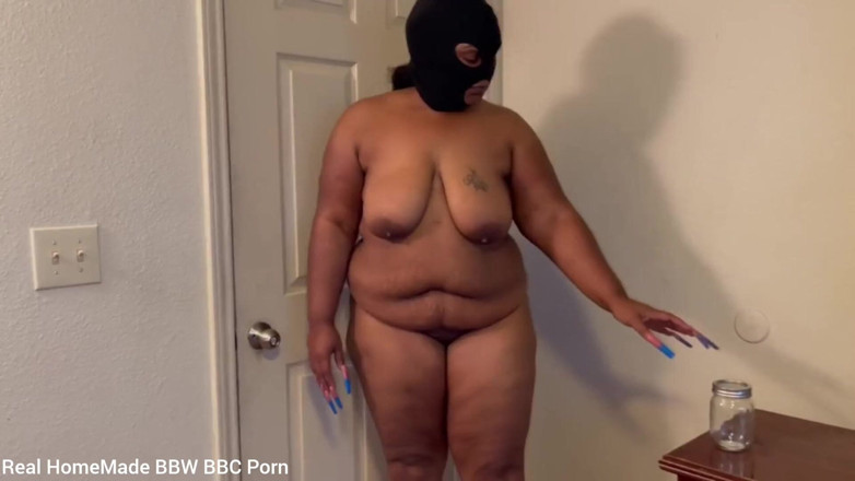 Super sexy ebony cuties: Pisse dans un bocal, envoi à un fan