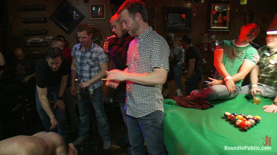 Bound in public: Gang in der Öffentlichkeit auf dem billardtisch gefickt
