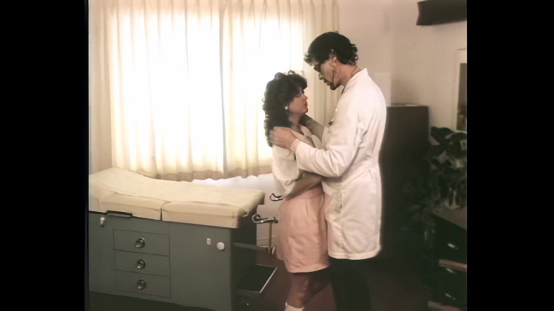 Vintage megastore: Cette brune excitée aime sucer une grosse bite et se...