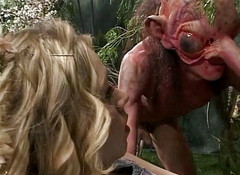 Public Lust: Con điếm của những chiếc nhẫn