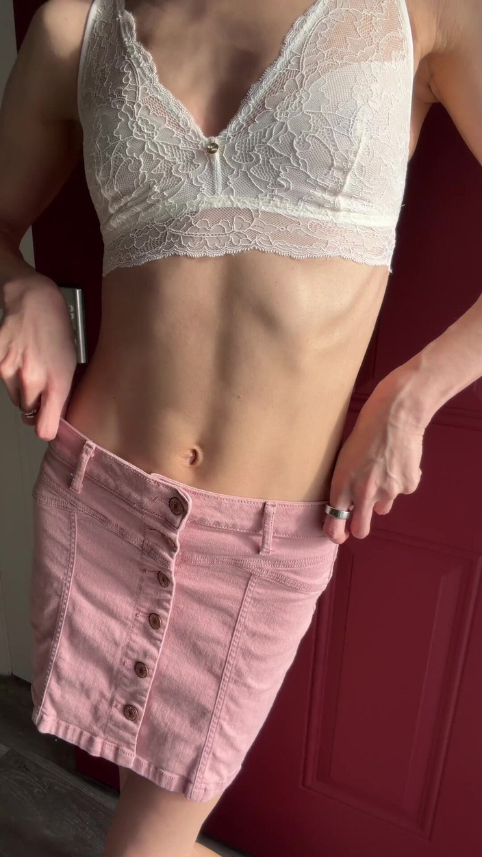 Ms_Emmy_Lynn: Ini atau Itu: 2 Skirt Mini Denim Merah Jambu