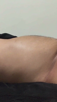 フィリピンのぽっちゃりゲイ男性がオナニー中にオイルを使う