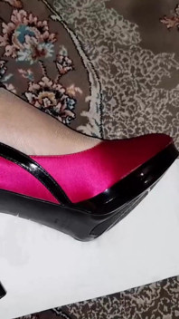 Décolleté rosso caldo e gambe formose in collant neri