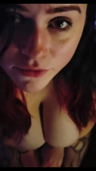 Lexi hace que el novio se corra frotando el sujetador en la polla