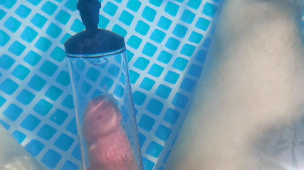 Kitty_Cross: नन्हा पूल, बड़े छींटे: सेक्सी तैरना और भाप से भरा समापन