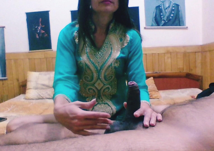 Bolly Karma: Sürtük üvey anne üvey oğlunu odasında ziyaret etti