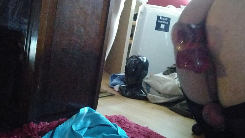 Joslin: Joslin fickt wand montiert dildo anal