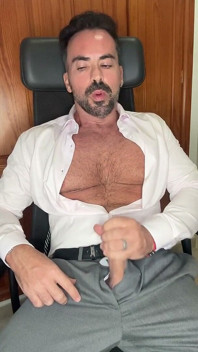 Je me masturbe à la maison en costume, juste après mon retour