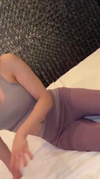 Salongodin met een model-achtig figuur en e-cup rondingen veranderde elk moment in pure verleiding