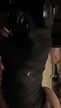 Z bliska zniszczony wiele razy w szklankę na stole dojenia