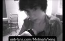 Melinah Viking: Jeu de caméra classique en noir et blanc