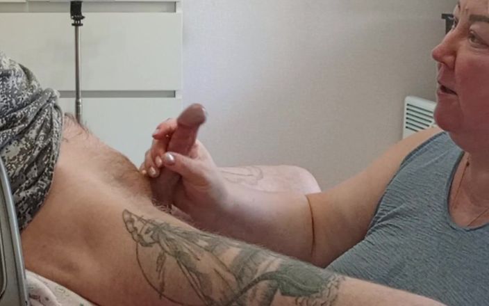 Zona901: Une femme regarde son voisin me sucer la bite et...