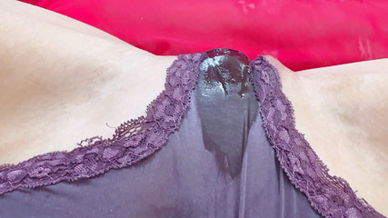 Quinn Pie: Těsná namočená kalhotky POV masturbace. Dívka tře klitoris přes kalhotky,...