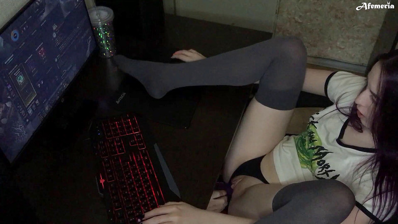 Afemeria: 好きなゲーマーの女の子が男を演じている間、彼女の大きな大人のおもちゃをファックし、オーガズムにかわいこちゃんをもたらします