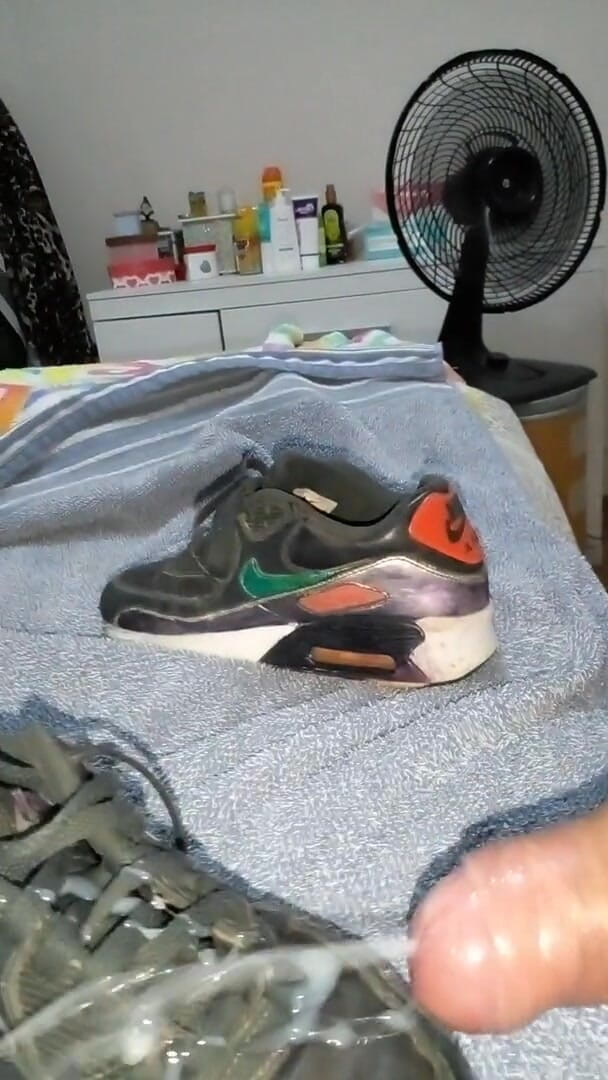 Sneakerfetish_BR: Кросівки трахають і кінчають на моєму старому повітрі Макс