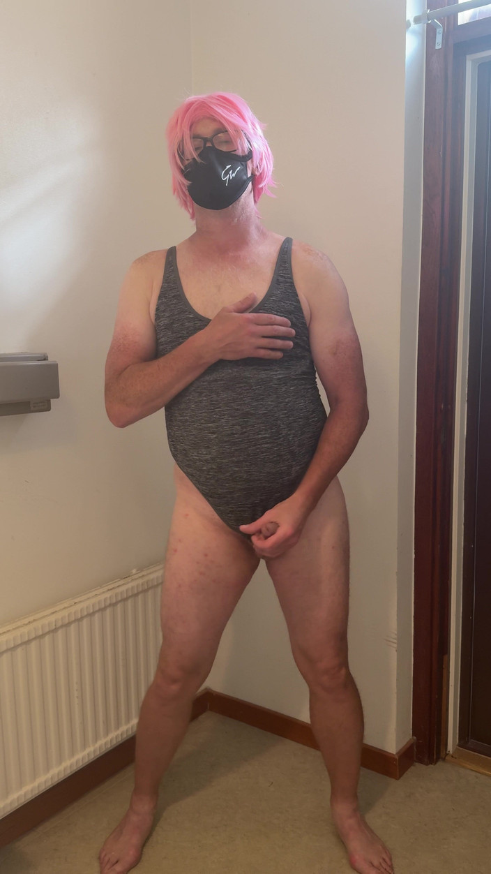 Julia Trans: 핑크 머리의 창녀가 자위하고 사정하고 젖어