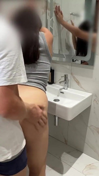 Seks cepat di kamar mandi di pesta sementara yang lain menari