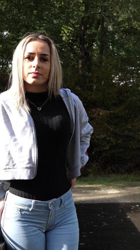 Den vackra 18-åriga marinsoldaten har sin första porrcasting