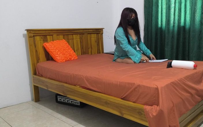 NEGRITA SEXY: Soția se masturbează pentru că soțul ei nu o fute...