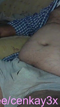 Hombre heterosexual se corre en el aire