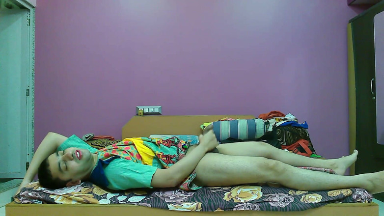 Cute & Nude Crossdresser: Sexy sissy travestito femboy Sweet Si masturba un lecca-lecca e...