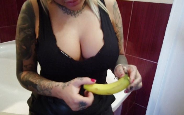 Fetish Videos By Alex: O banană este călcată de o mamă sexy blondă tatuată