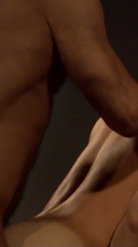 Sexy kerel is klaar om te zuigen en te neuken in de club