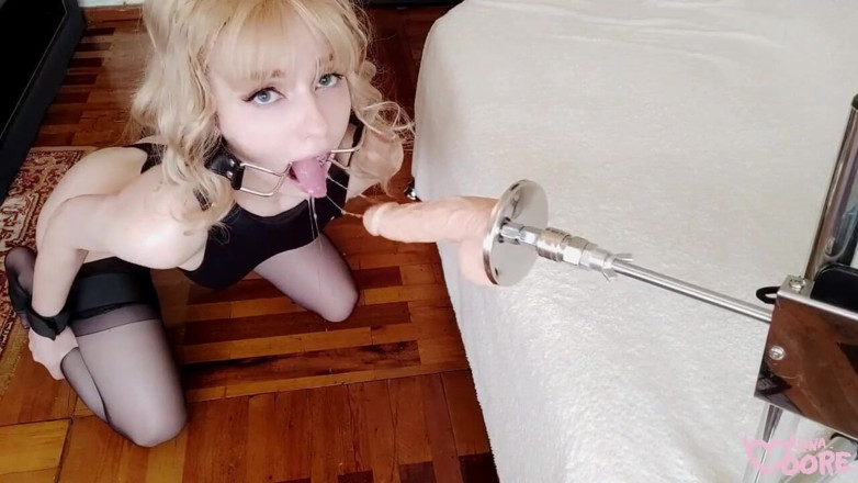 Lina Moore: Seksmachine neukte een vastgebonden blond meisje