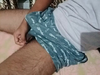 sexy_series: Une bite se fait masser par une bite noire