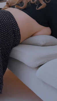 Le gros cul d’une MILF sexy ne peut pas se cacher sous sa jupe