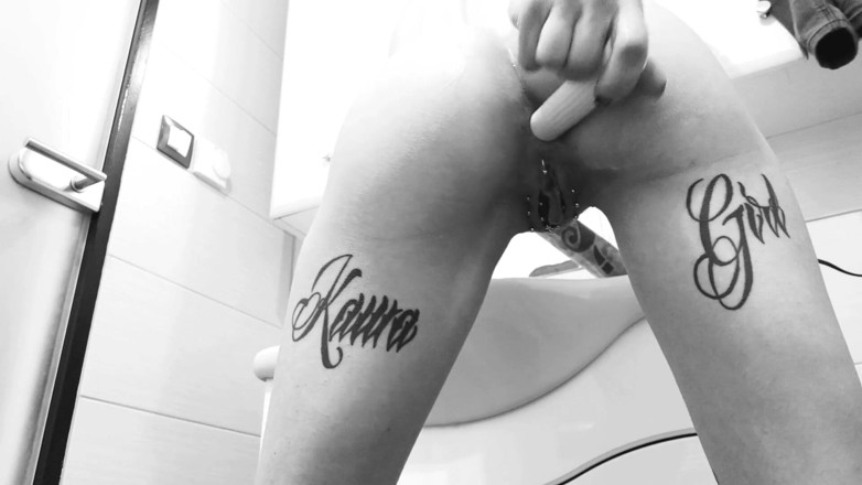 InkedKawaGirl: เครื่องสั่นรูตูดแน่นๆ
