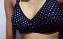 Teenadesi: भारतीय देसी लड़की अपने बड़े स्तन दिखा रही है