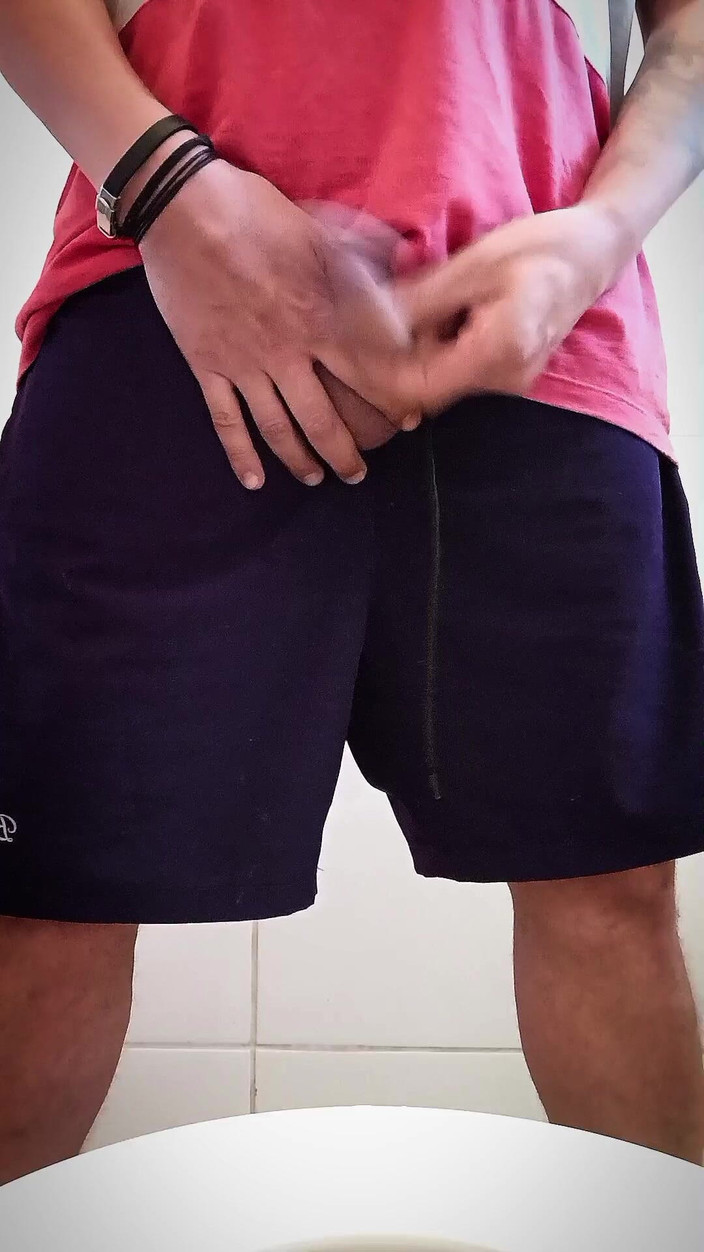 Feets Macho Latino: Sikimi boşaltıyorum ve çok fazla boşalma öncesi meyve suyuna izin veriyorum