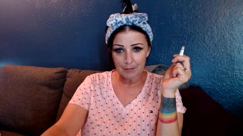 Abby Anna: Una bella donna che fuma con te