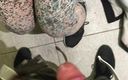 Souzan Halabi: Арабська дівчина мастурбує в громадському туалеті