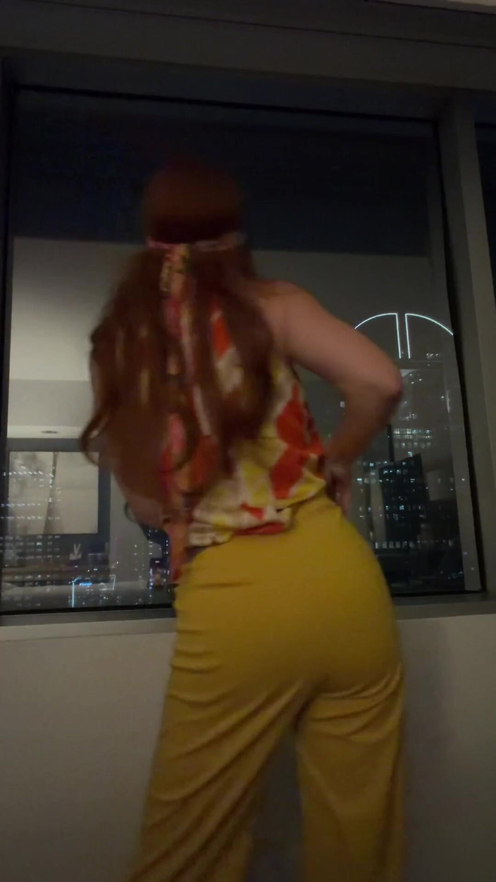 YourFavoriteMommy: Une fille rousse groovy
