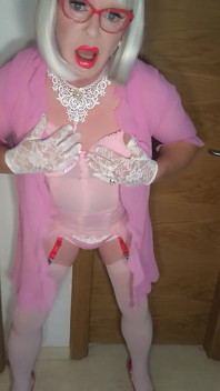 Sissy transvestiert mit großem sperma