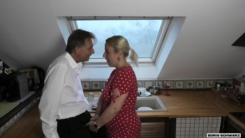 Boris Schwarz Studio: Místo mytí nádobí! Nymfomanka v domácnosti má prostě sex v...