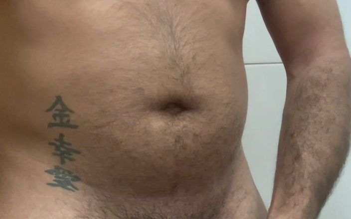 Licking me with pleasure: Šel jsem do koupelny, abych si ulevil mému vzrušení tím, že...